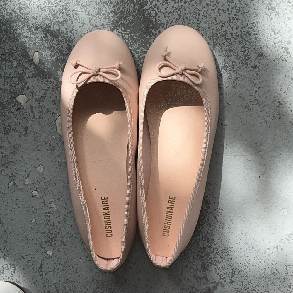 Women’s Cushionaire Pale Pink Ballet Flats with Bow Detail size 10W
